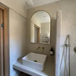 La Halte Des Arenes De - Minimaliste - Ecusson Nîmes