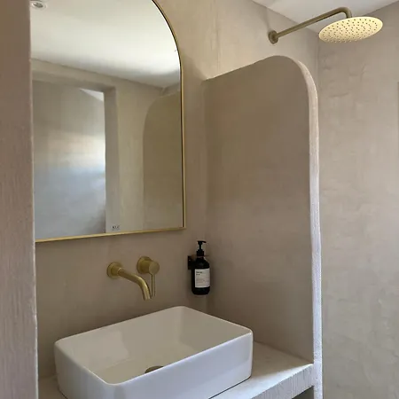 La Halte Des Arènes De - Minimaliste - Ecusson Nîmes