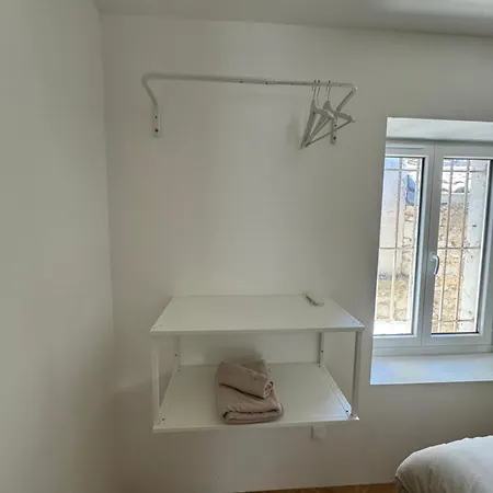 La Halte Des Arenes De - Minimaliste - Ecusson Daire *