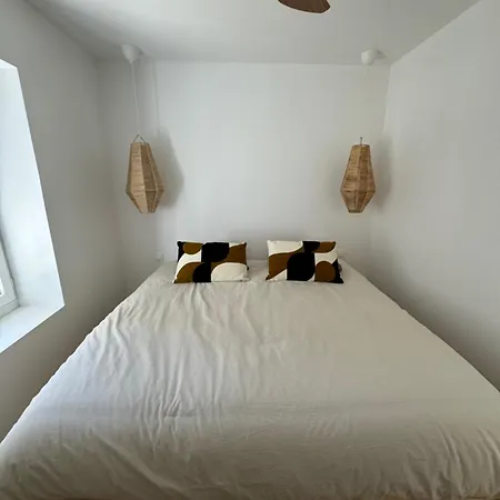 La Halte Des Arenes De - Minimaliste - Ecusson Nîmes