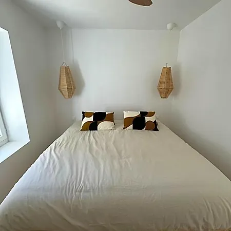 La Halte Des Arènes De - Minimaliste - Ecusson * Nîmes