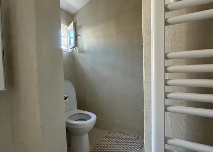 La Halte Des Arenes De - Minimaliste - Ecusson Nîmes